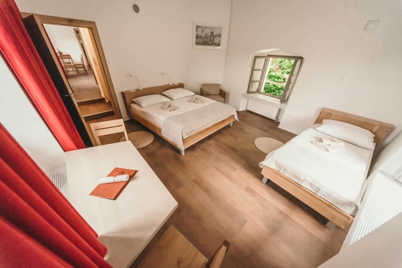 Rooms & Apartments Podsreda Castle Esterno foto